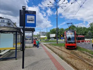Tramwaje Linii 15 Wracaja Na Swoje Stae Trasy. W Tle Remontowany Wiadukt Fot GZM