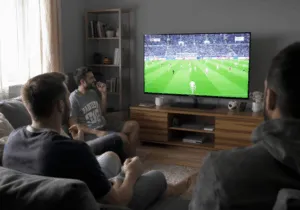Grupa Znajomych Oglada Mecz Pilki Noznej W Domu