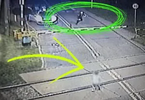 Dziecko Na Torach W Mikolowie. Policja Zdazyla W Ostatniej Chwili
