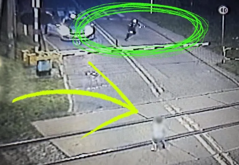 Dziecko Na Torach W Mikolowie. Policja Zdazyla W Ostatniej Chwili