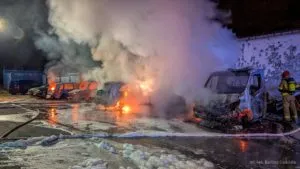 Katowice Dziewiec Samochodow Splonelo W Nocnym Pozarze Na Zawodziu