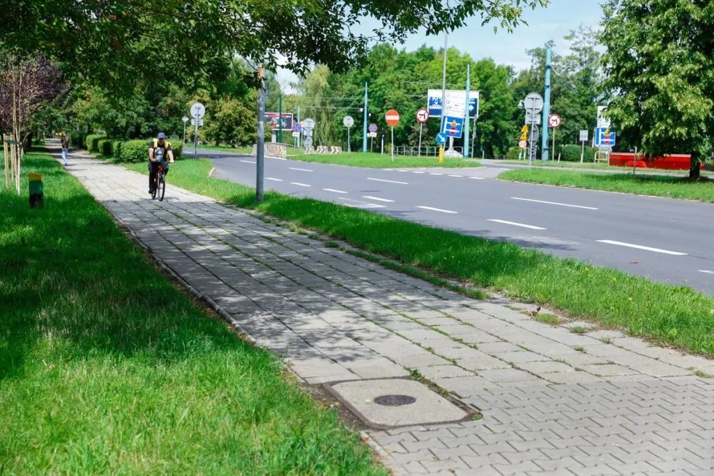 Nawierzchnia Chodnika Wzdluz Ul. Chorzowskiej Od Ulanskiej Do Chrobrego W Katowicach Zostanie Wymieniona Fot. KAW
