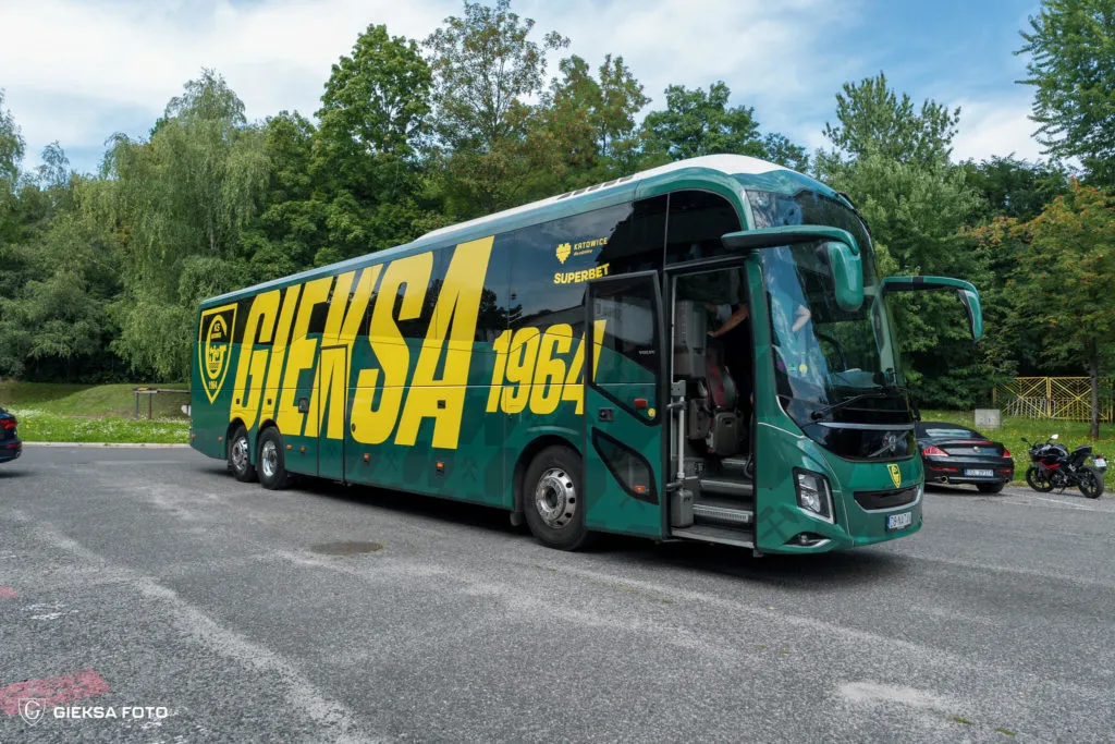 Nowy Autokar GKS Katowice W Klubowych Barwach Zaprezentowany Kibicom. Dominujaca Zielen I Zolte Detale 1
