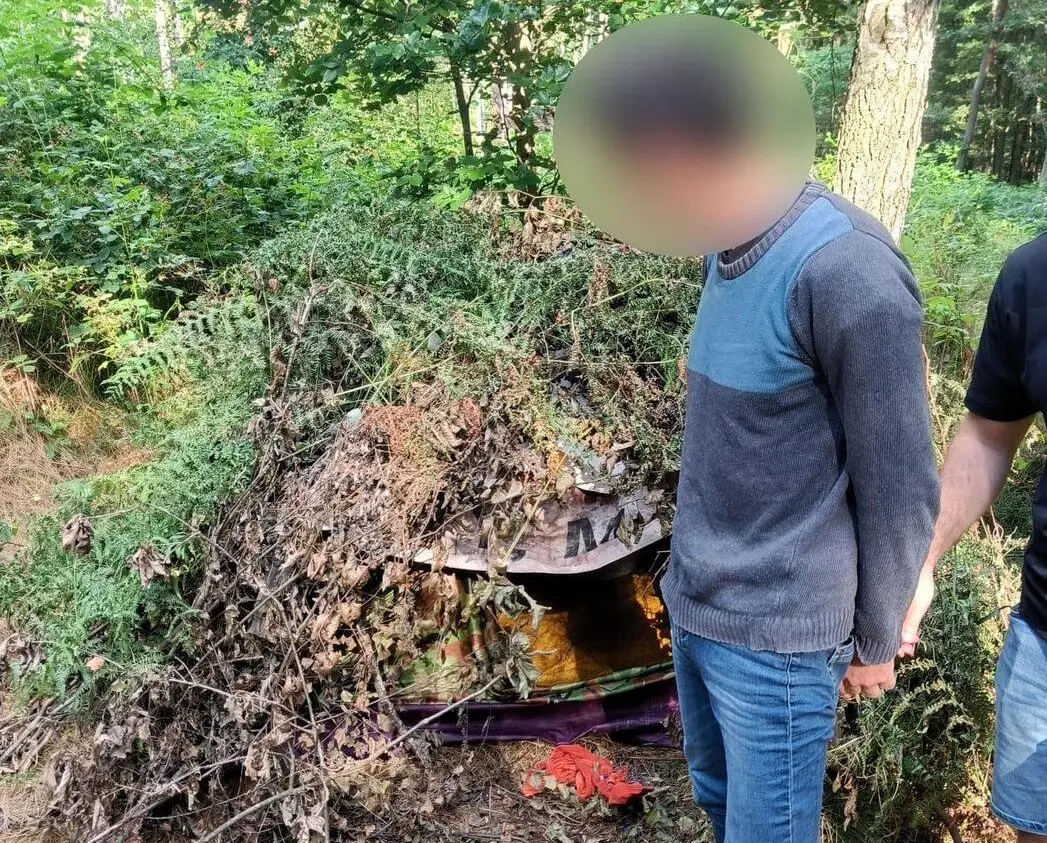 Ukrywal Sie W Szalasie Pod Papro