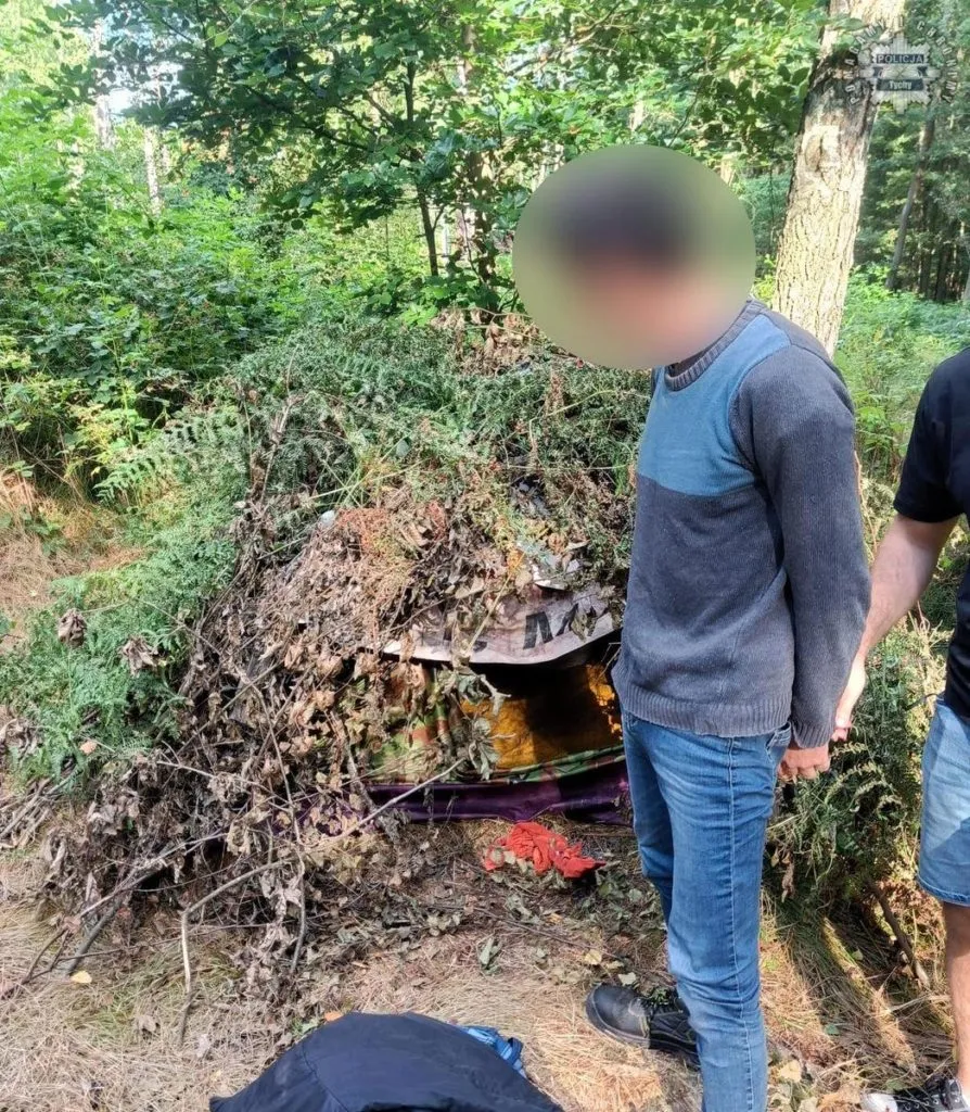Ukrywal Sie W Szalasie Pod Paprociami. Zatrzymany Po Miesiacach Poszukiwan W Lesie Murckowskim 2