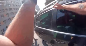 Policja Wybija Szybe Ratujac Pas