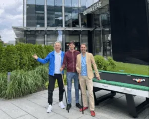 Bilard Laczy Pracownikow Biurowych W Przerwie Na Lunch