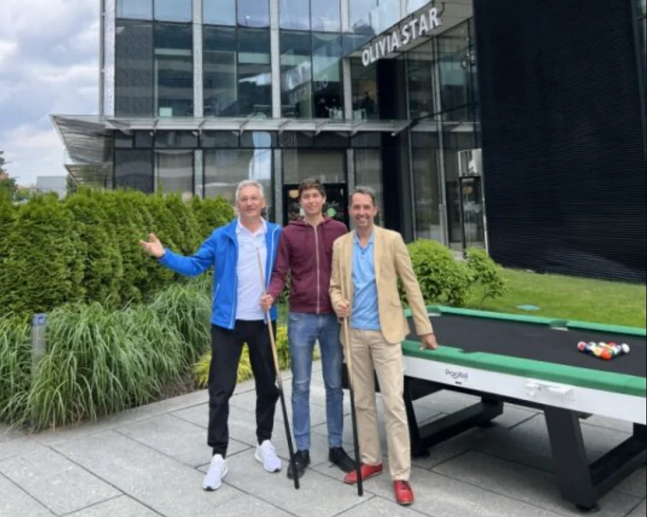 Bilard Laczy Pracownikow Biurowych W Przerwie Na Lunch