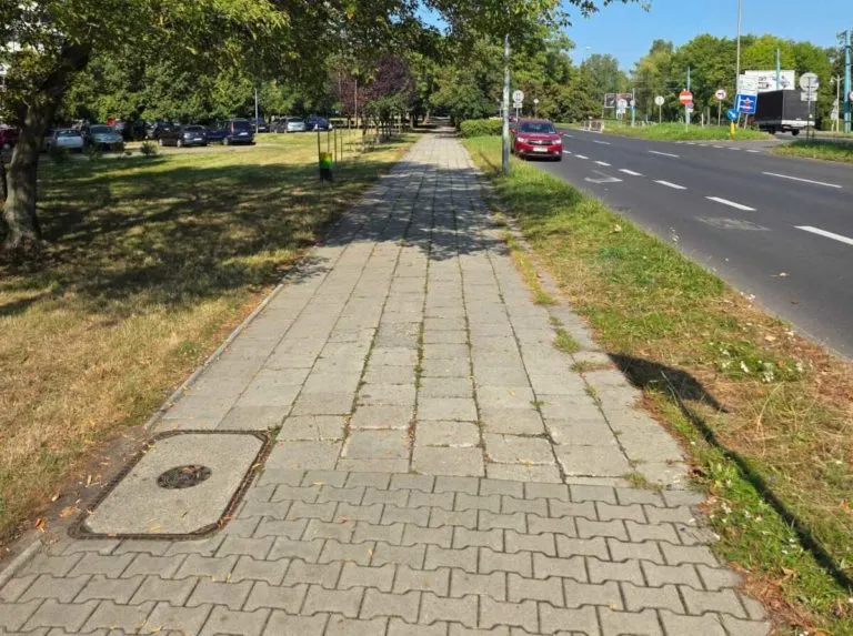 Chodnik Wzdluz Ul. Chorzowskiej 