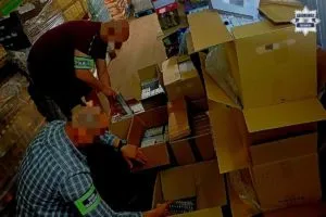 Nielegalne Papierosy I Alkohol Bez Akcyzy Przechwycone Przez Policjantow I Funkcjonariuszy Celno Skarbowych