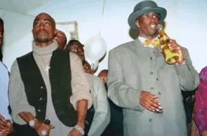 Tupac Shakur Po Lewej I Sean Combs Widoczni Sa Razem Na Tym Niedatowanym Zdjeciu