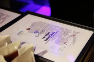 Na Laureatow Pierwszej Edycji Konkursu Czekaly Statuetki Certyfikaty Oraz Nagrody Fot. KAW
