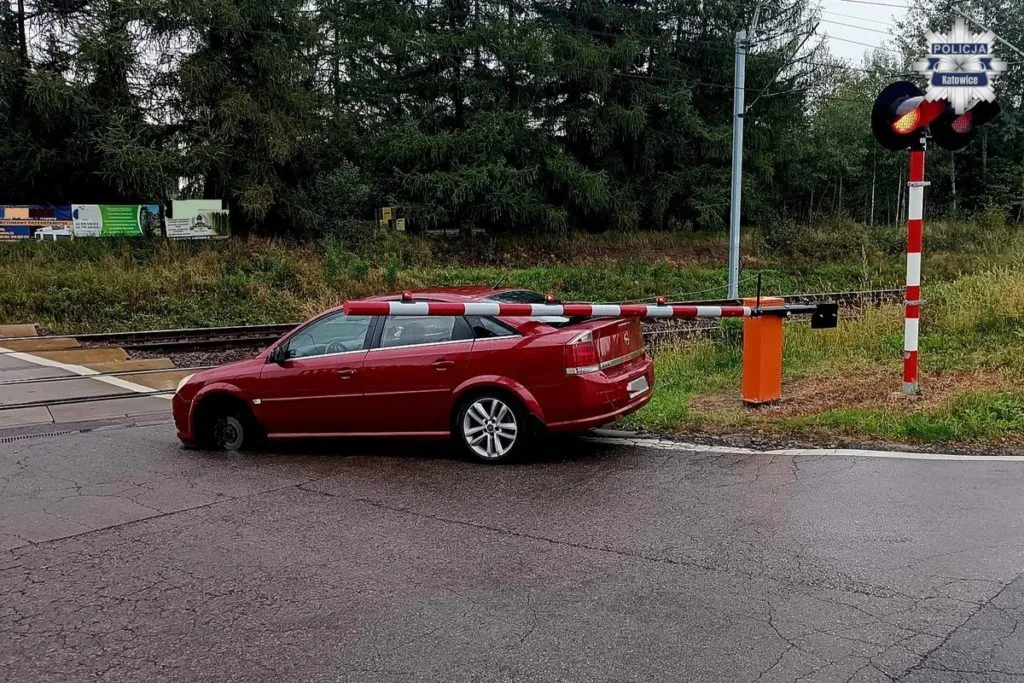 Policjant Z Katowic Zapobiegl Tragedii Na Przejezdzie Kolejowym