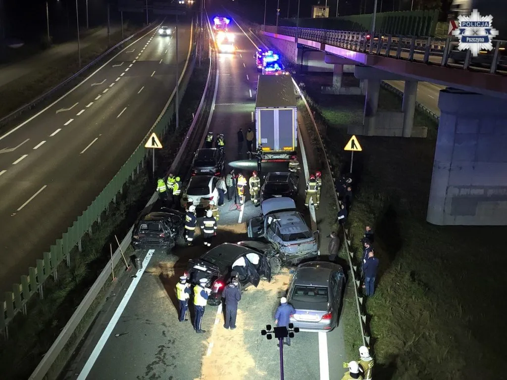 Powazny Wypadek W Pszczynie. Kierowca BMW Uderzyl W Stojace Auta 9 Pojazdow Uszkodzonych