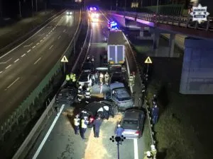 Powazny Wypadek W Pszczynie. Kierowca BMW Uderzyl W Stojace Auta 9 Pojazdow Uszkodzonych