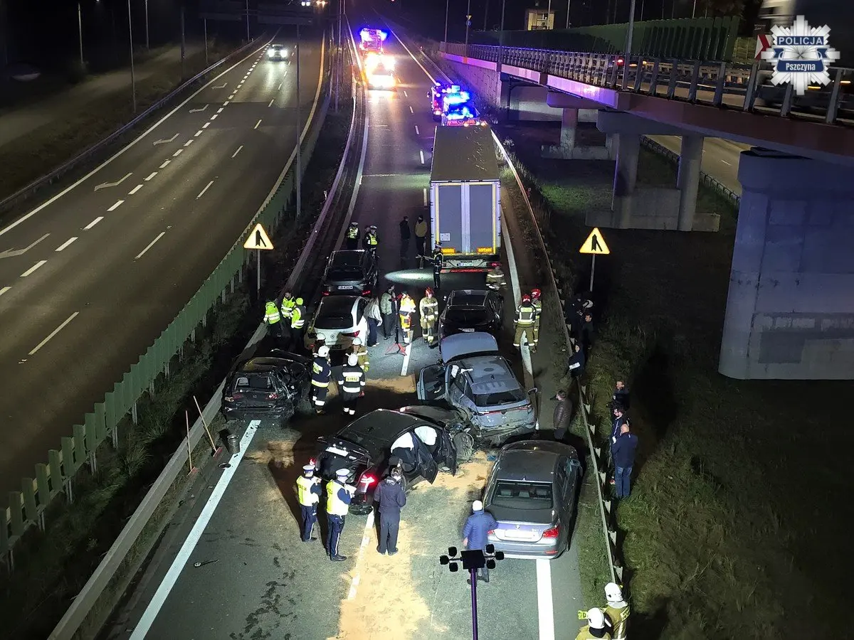 Powazny Wypadek W Pszczynie. Kierowca BMW Uderzyl W Stojace Auta 9 Pojazdow Uszkodzonych