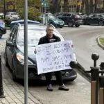 Samotny Ojciec Z Bytomia Prosil O Pomoc Pod Urzedem. W Kilkanascie Godzin Internauci Wplacili Ponad 700 Tysiecy Zlotych