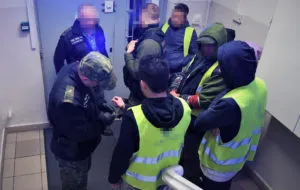 19 Kolumbijczykow Zatrzymanych W Magazynie Logistycznym Na Slasku Za Nielegalny Pobyt I Prace