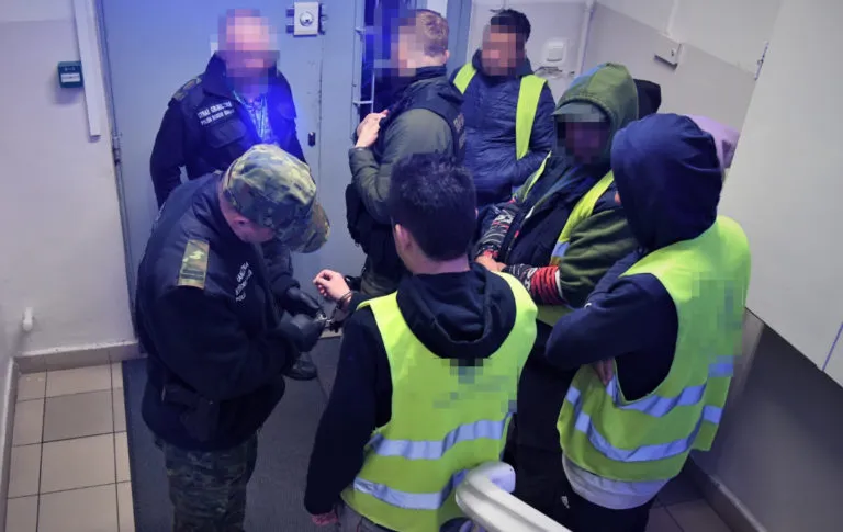 19 Kolumbijczykow Zatrzymanych W Magazynie Logistycznym Na Slasku Za Nielegalny Pobyt I Prace