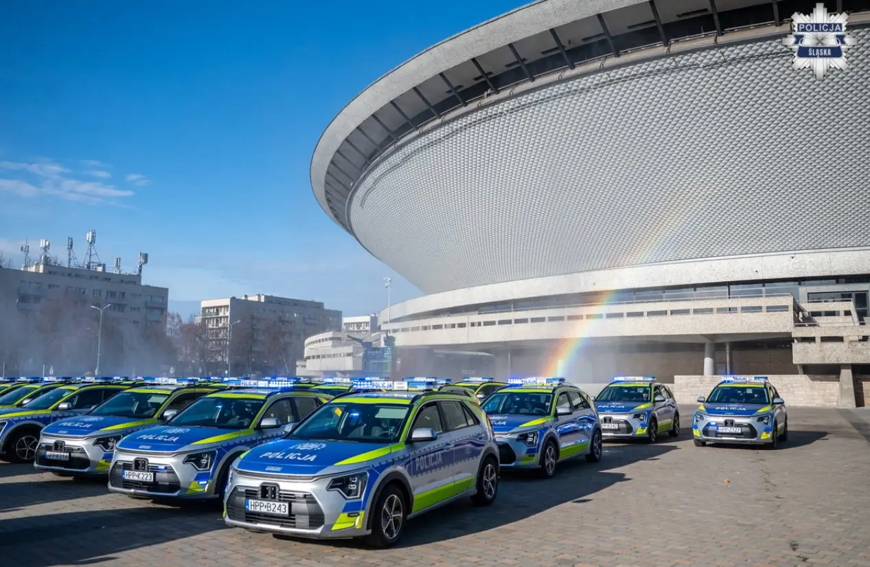 72 Nowe Hybrydowe Radiowozy Dla Slaskiej Policji. Uroczyste Przekazanie Pod Katowickim Spodkiem