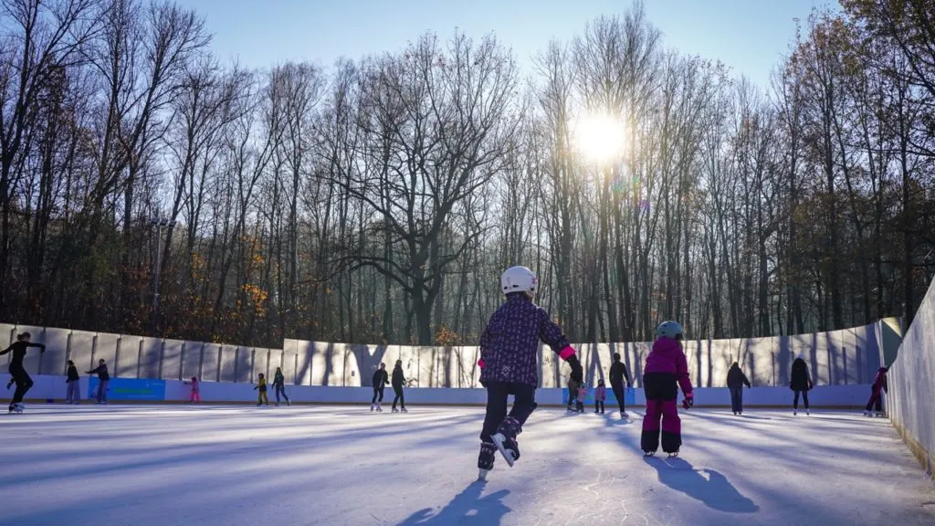 Lodowiska Na Swiezym Powietrzu To Swietny Sposob Na Spedzenie Wolnego Czasu. Fot. KAW
