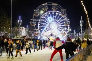 Lodowisko Na Rynku Co Roku Cieszy Sie Duza Popularnoscia. Fot KAW