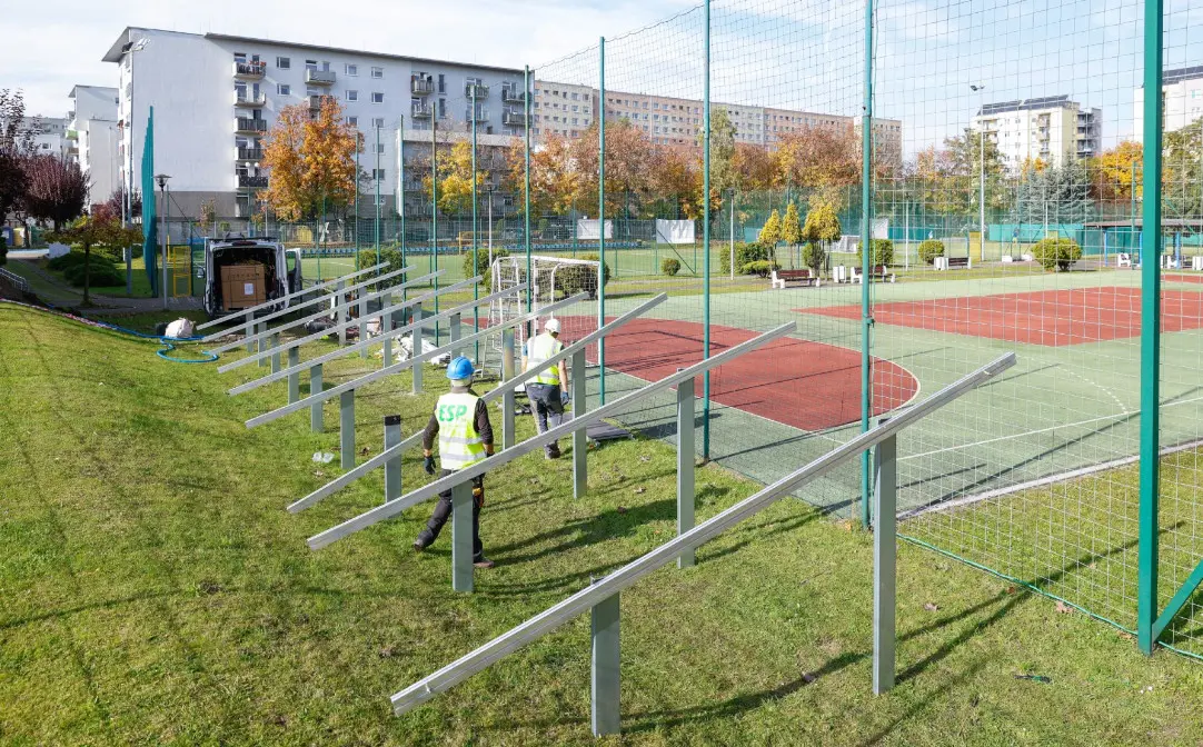 Montaz Instalacji Fotowoltaicznej Przy OS Slowian Katowice Fot KAW
