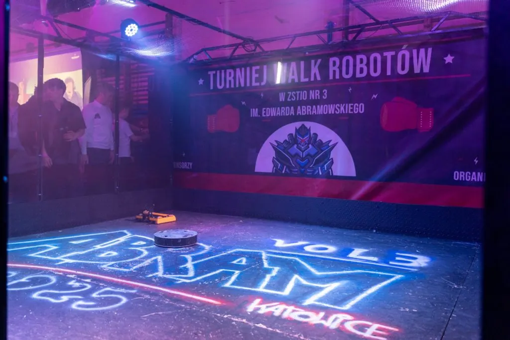 Roboty Wracaja Na Ring Podczas Turnieju Walk Robotow. Fot. KAW