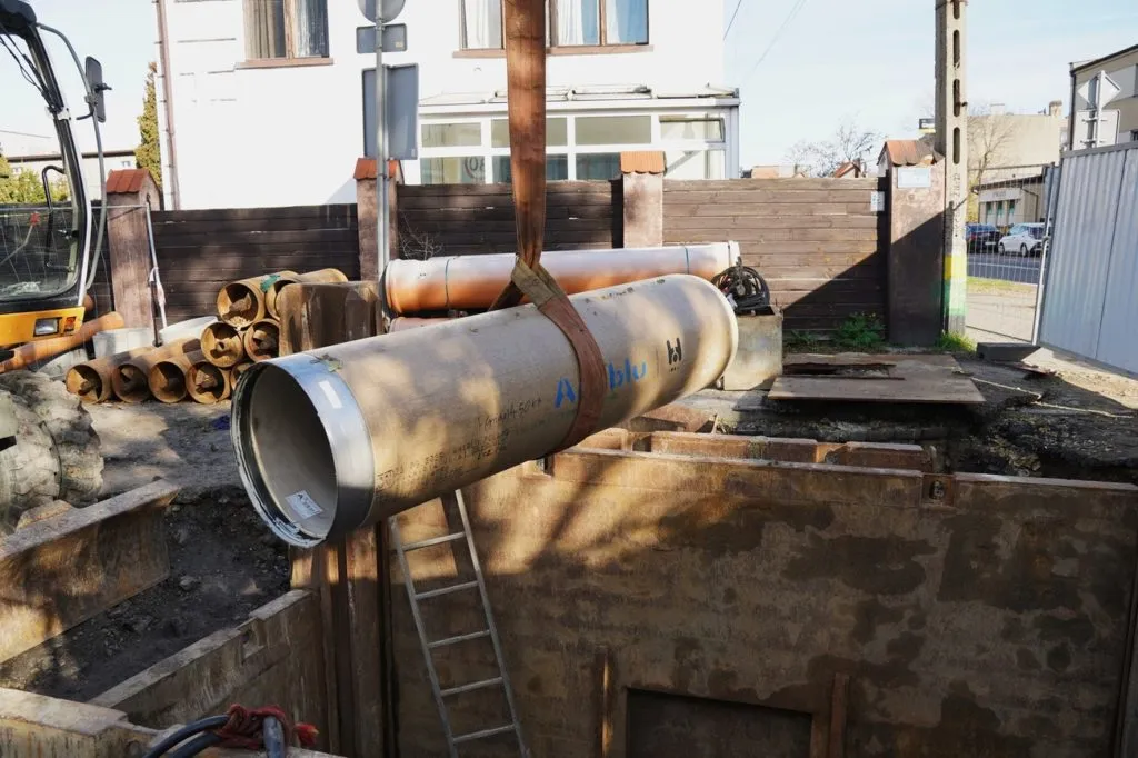 Opuszczanie rury osłonowej do komory – ważny etap tworzenia 20-metrowego odcinka kanalizacji metodą bezwykopową.