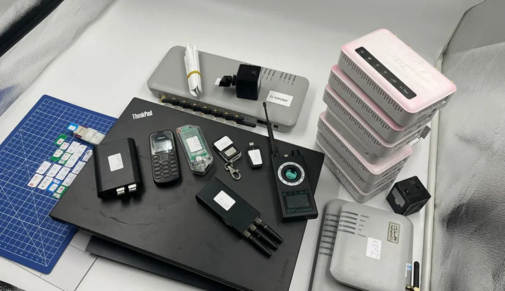 Podrozowali Po Europie Z Detektorem Urzadzen Szpiegowskich I Sprzetem Hakerskim Fot Policja Warszawa