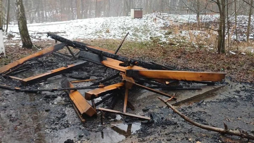 Spalona Altana W Parku Welnowiec