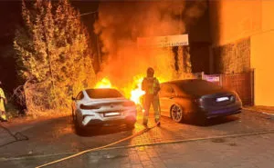 W Poniedzialek Po Godzinie 3 Nad Ranem Strazacy Zostali Wezwani Do Pozaru Dwoch Samochodow. Na Ulicy 1 Maja W Katowicach Plonelo BMW I Mercedes