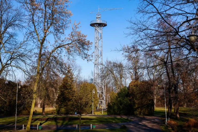 Wieza Spadochronowa W Parku Kosciuszki Znajduje Sie W Rejestrze Zabytkow Fot. KAW