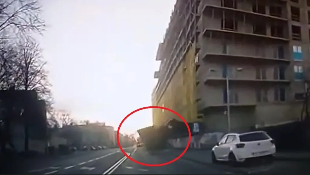 Ul Katowicka 61 W Katowicach Spadajaca Plyta