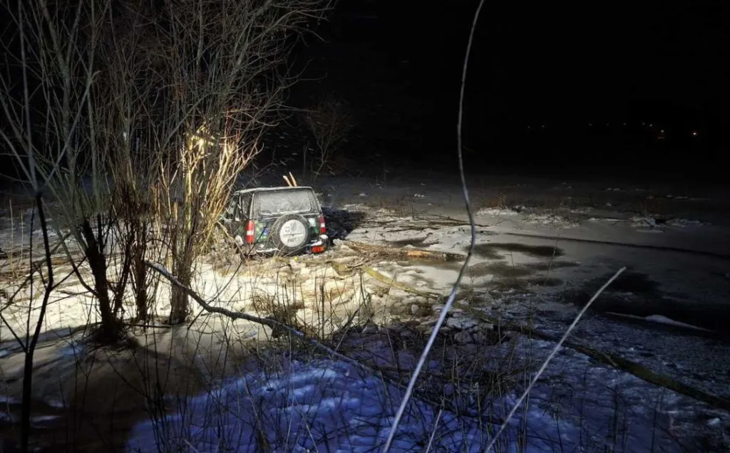 Kierowca Suzuki Wjechal Na Lod Jeziora Zywieckiego Tafla Nie Wytrzymala Fot Policja Zywiec 1