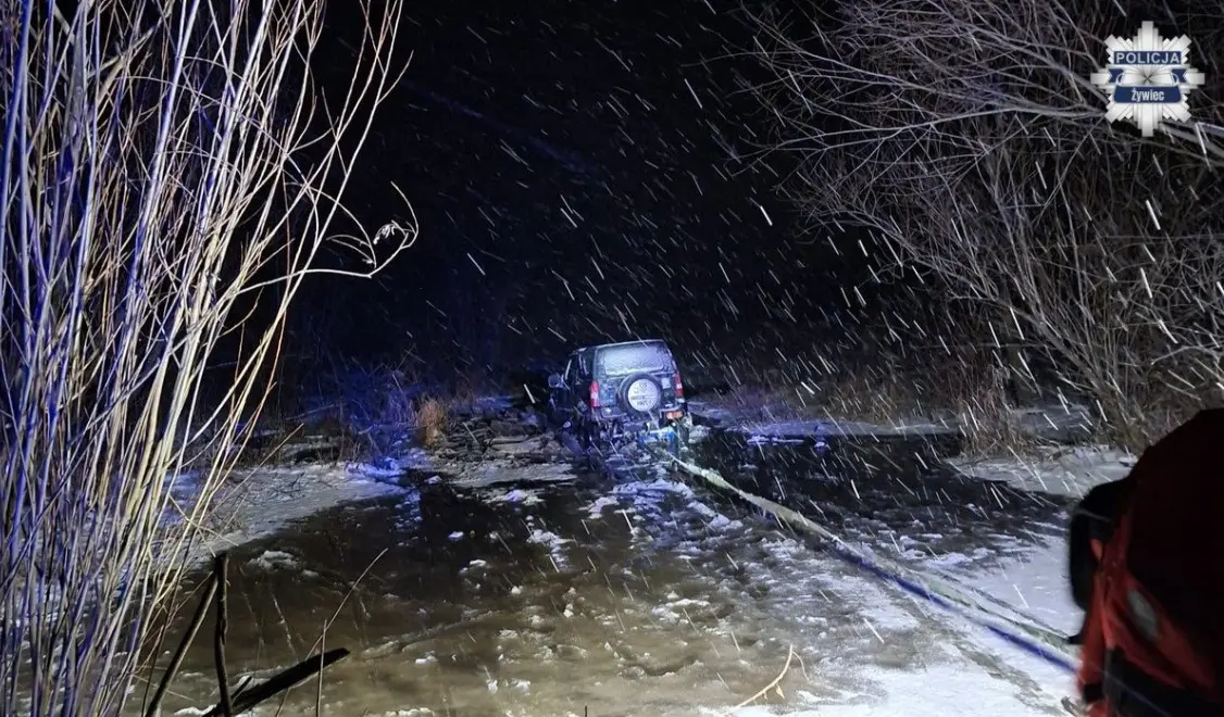 Kierowca Suzuki Wjechal Na Lod Jeziora Zywieckiego Tafla Nie Wytrzymala Fot Policja Zywiec