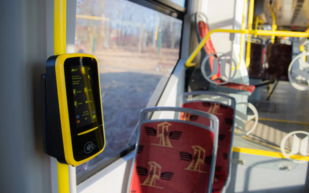 Mobilne Biletomaty Znajduja Sie Juz We Wszystkich Autobusach Tramwajach I Trolejbusach. Mozna W Nich Kupic Bilety 20 40 I 90 Minutowe Oraz Bilet Dzienny Fot Transport GZM