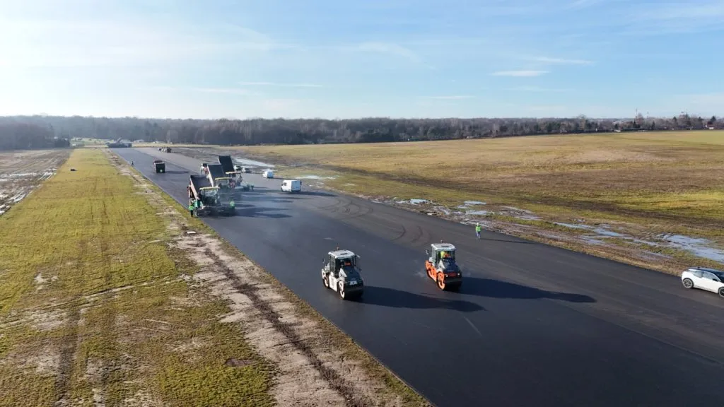 Ukladanie Warstwy Scieralnej Pasa Startowego W Grudniu 2025 03