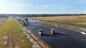 Ukladanie Warstwy Scieralnej Pasa Startowego W Grudniu 2025 03