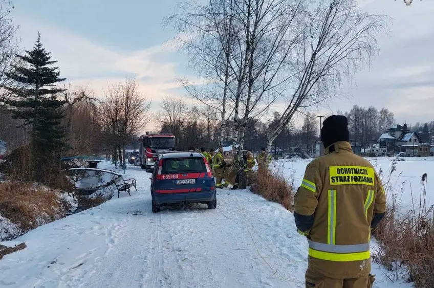 Zatopili Samochod W Stawie I Wrzucili Film Do Sieci Policja Ich Namierzyla Fot Policja Wodzislaw Slaski