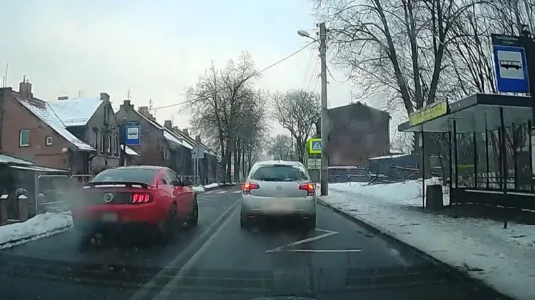 Nieodpowiedzialne Zachowanie Kierujacego. Wyprzedzal Pojazdy Na Przejsciu Dla Pieszych