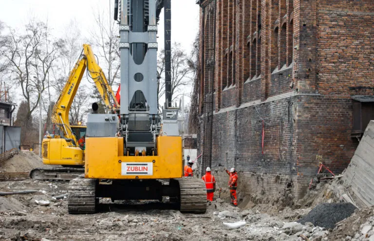Obecnie Realizowane Sa Prace Zwiazane Ze Wzmacnianiem Fundamentow Fot. KAW