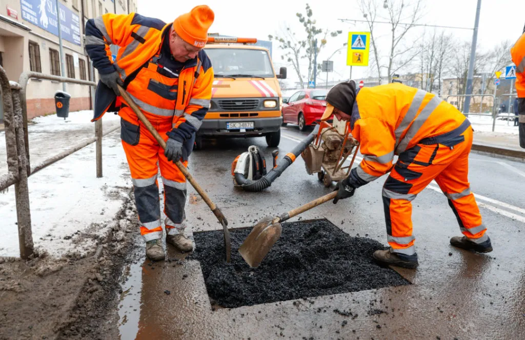 Pracownicy Katowickiego MZUiM Naprawiaja Nawierzchnie Al. Korfantego Fot KAW