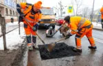 Pracownicy Katowickiego MZUiM Naprawiaja Nawierzchnie Al. Korfantego Fot KAW