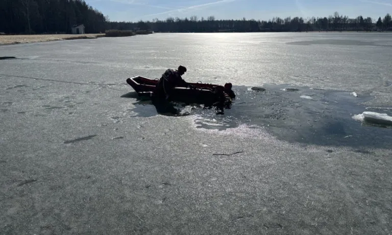 Topniejacy Lod To Smiertelne Ryzyko Wedkarz Walczyl O Zycie Nad Zalewem Sosina Fot Polcija Jaworzno