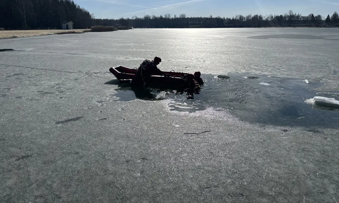 Topniejacy Lod To Smiertelne Ryzyko Wedkarz Walczyl O Zycie Nad Zalewem Sosina Fot Polcija Jaworzno
