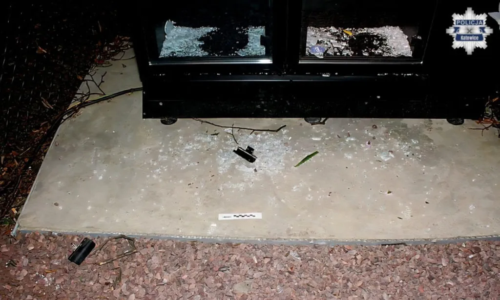 W Dzien Kobiet Wlamal Sie Do Kwiatomatu Przy Ul. Jozefowskiej W Katowicach I Grozil Motorniczemu Tramwaju 1